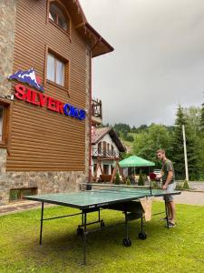 Lauatennis majutusasutuses Silveroks Hotel või selle läheduses
