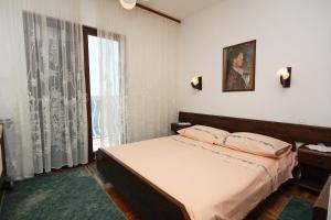 Posteľ alebo postele v izbe v ubytovaní Apartment Drvenik Gornja vala 4890a