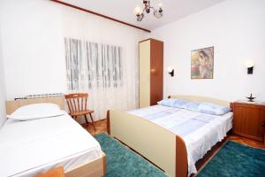 Posteľ alebo postele v izbe v ubytovaní Apartment Drvenik Gornja vala 4890a