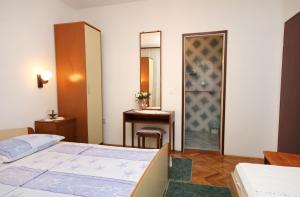 Posteľ alebo postele v izbe v ubytovaní Apartment Drvenik Gornja vala 4890a