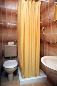 Kúpeľňa v ubytovaní Apartment Drvenik Gornja vala 4890a