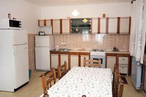 Kuchyňa alebo kuchynka v ubytovaní Apartment Drvenik Gornja vala 4890a