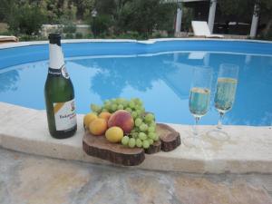 una bottiglia di vino e un grappolo d'uva e bicchieri di Apartment Mundanije 5072b a Rab
