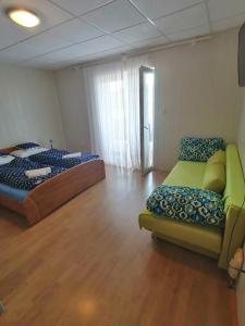 洛帕爾的住宿－Apartment Lopar 5019a，一间设有两张床和一张沙发的房间