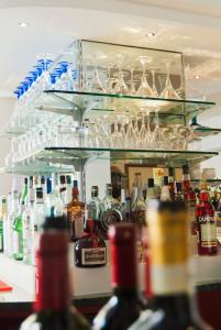 una nevera llena de muchas botellas de alcohol en Hotel Panoramic, en Caorle