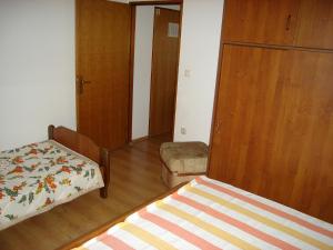 Posteľ alebo postele v izbe v ubytovaní Apartment Kampor 5014b