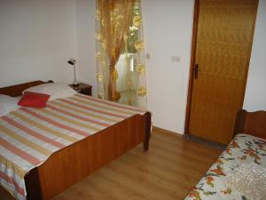 Posteľ alebo postele v izbe v ubytovaní Apartment Kampor 5014b