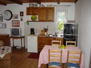 uma cozinha com uma mesa com uma toalha de mesa cor-de-rosa em Apartment Kampor 5014b em Kampor