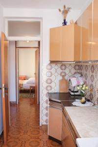 una cucina con bancone e una camera di Apartment Palit 5061a a Rab