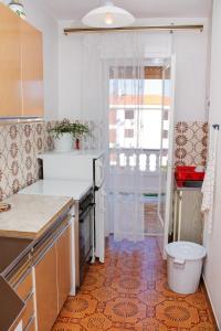 una cucina con lavandino e piano cottura di Apartment Palit 5061a a Rab