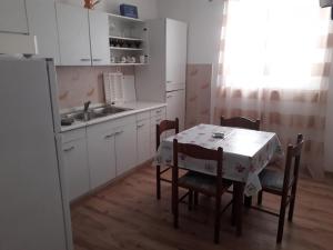 Kuchyň nebo kuchyňský kout v ubytování Apartment Barbat 5070b