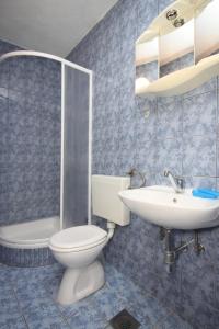 bagno blu con servizi igienici e lavandino di Apartment Zivogosce - Porat 6700a a Igrane