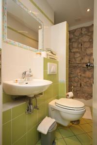 un bagno con lavandino e WC di Apartment Gradac 6661a a Gradac (Grado)