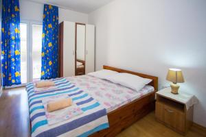Postel nebo postele na pokoji v ubytování Apartment Baska Voda 6761b