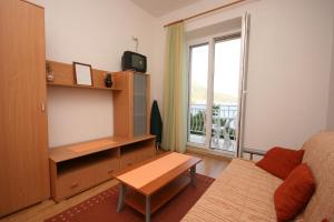 Televízia a/alebo spoločenská miestnosť v ubytovaní Apartment Podgora 6764b
