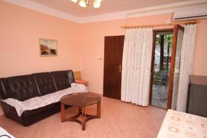 salon z kanapą i stołem w obiekcie Apartment Pag 6467c w mieście Pag