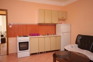 kuchnia z kuchenką, zlewem i lodówką w obiekcie Apartment Pag 6467c w mieście Pag +18 zdjęć