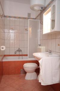W łazience znajduje się toaleta, wanna i umywalka. w obiekcie Apartment Pag 6467c w mieście Pag