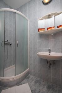 łazienka z umywalką i prysznicem w obiekcie Apartment Stara Novalja 6469a w Novalji