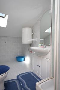 een badkamer met een witte wastafel en een toilet bij Apartment Gradac 6819a in Gradac