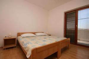 Postel nebo postele na pokoji v ubytování Apartment Starigrad 6606b