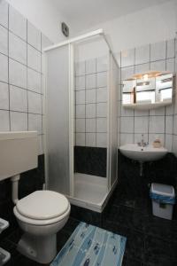 Kúpeľňa v ubytovaní Apartment Starigrad 6606b