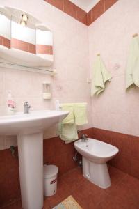 łazienka z umywalką i toaletą w obiekcie Apartment Povljana 6502a w mieście Povljana