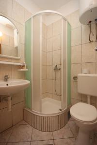 A bathroom at Apartment Zaostrog 6659a