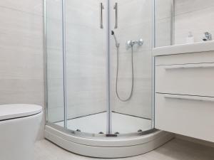 łazienka z prysznicem i toaletą w obiekcie Apartment Starigrad 6621a w mieście Starigrad-Paklenica