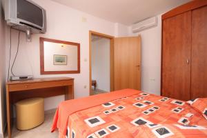 Posteľ alebo postele v izbe v ubytovaní Apartment Podgora 6725a