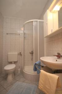 Kúpeľňa v ubytovaní Apartment Podgora 6725a