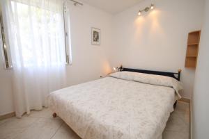 Posteľ alebo postele v izbe v ubytovaní Apartment Podgora 6805c
