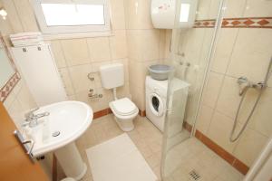 Kúpeľňa v ubytovaní Apartment Podgora 6805c