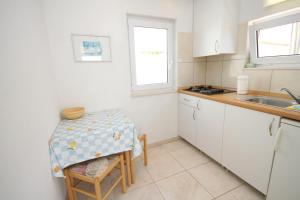 Apartment Podgora 6805c tesisinde mutfak veya mini mutfak
