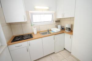 Kuchyňa alebo kuchynka v ubytovaní Apartment Podgora 6805c + 18 fotografií