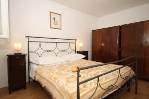 トゥチェピにあるApartment Tucepi 6901aのベッドルーム(白い枕の大型ベッド1台付)
