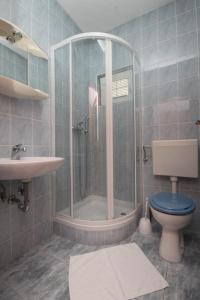 Et badeværelse på Apartment Stara Novalja 6469b