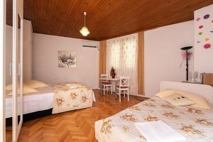 Postel nebo postele na pokoji v ubytování Apartment Tucepi 6695a