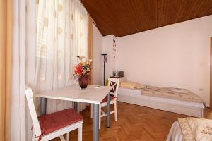 Postel nebo postele na pokoji v ubytování Apartment Tucepi 6695a