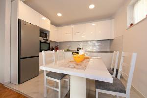 Kuchyň nebo kuchyňský kout v ubytování Apartment Tucepi 6695a