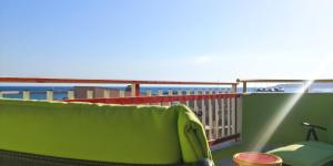 シャッカにあるThe most secluded terrace at the portの- 海の景色を望むバルコニー(緑の椅子付)