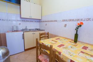 Kuchyňa alebo kuchynka v ubytovaní Apartment Baska Voda 6761d