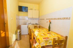 Kuchyňa alebo kuchynka v ubytovaní Apartment Baska Voda 6761d