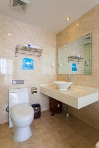 een badkamer met een toilet en een wastafel bij 7Days Inn Xi'an High-Tech Electronic City Walking Street in Xi'an
