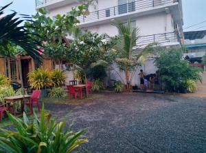 Taman di luar Elvis Beach Resort