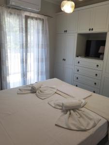 ein Schlafzimmer mit einem Bett mit Handtüchern darauf in der Unterkunft Blue in Nydri