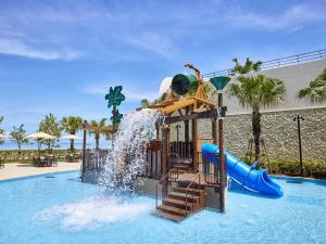 Bazén v ubytování Ryukyu Hotel & Resort Nashiro Beach nebo v jeho okolí
