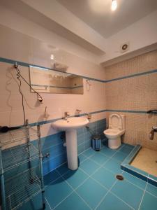 La salle de bains est pourvue d'un lavabo et de toilettes. dans l'établissement Amazing View Apartments at Kroi i Gjine, Piqeras, à Piqeras