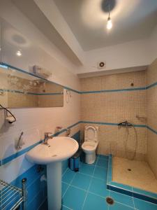 uma casa de banho com um lavatório e um WC em Amazing View Apartments at Kroi i Gjine, Piqeras em Piqeras