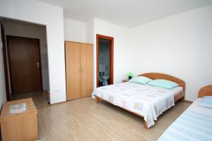 Postel nebo postele na pokoji v ubytování Studio Balica Rat 4868h
